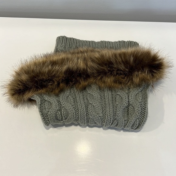 GRAY Faux Fur Infinity Scarf - Picture 6 of 7